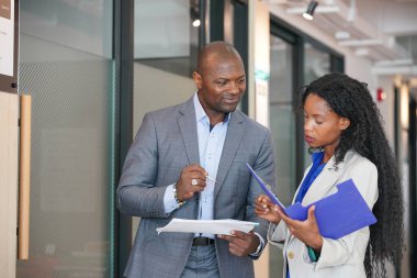 İş yerindeki işadamları iş yapmak için çalışma stratejisini tartışıyorlar.