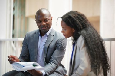 genç adam toplantıda iş ortağı Office danışmanlık