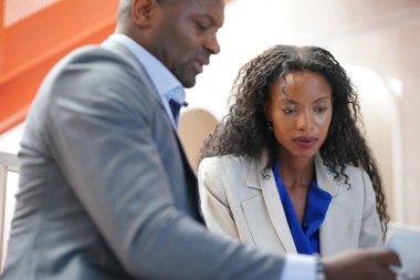 İş yerindeki işadamları iş yapmak için çalışma stratejisini tartışıyorlar.