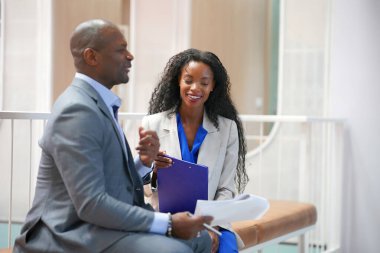 İş yerindeki işadamları iş yapmak için çalışma stratejisini tartışıyorlar.