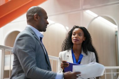 İş yerindeki işadamları iş yapmak için çalışma stratejisini tartışıyorlar.