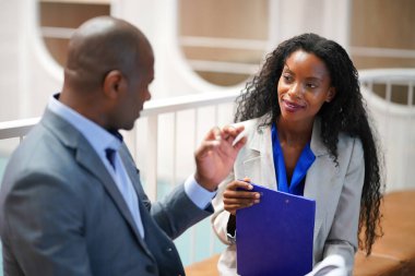 İş yerindeki işadamları iş yapmak için çalışma stratejisini tartışıyorlar.