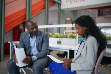 genç adam toplantıda iş ortağı Office danışmanlık