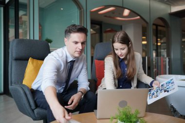 genç adam toplantıda iş ortağı Office danışmanlık