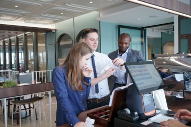 Genç iş adamları ve meslektaşları kafeye içki ve yemek sipariş ediyorlar. 