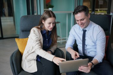 İş yerindeki işadamları iş yapmak için çalışma stratejisini tartışıyorlar.