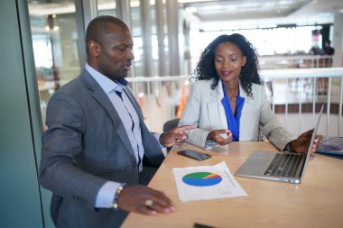 genç adam toplantıda iş ortağı Office danışmanlık