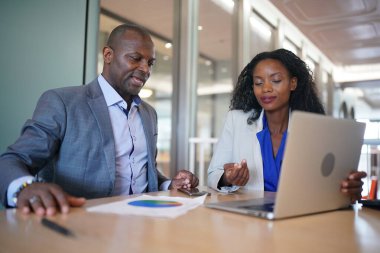 genç adam toplantıda iş ortağı Office danışmanlık