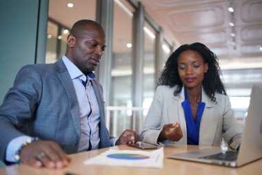 genç adam toplantıda iş ortağı Office danışmanlık