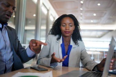 genç adam toplantıda iş ortağı Office danışmanlık