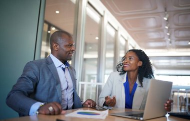 İş yerindeki işadamları iş yapmak için çalışma stratejisini tartışıyorlar.