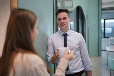 İş yerindeki işadamları iş yapmak için çalışma stratejisini tartışıyorlar.