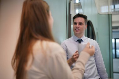 genç adam toplantıda iş ortağı Office danışmanlık