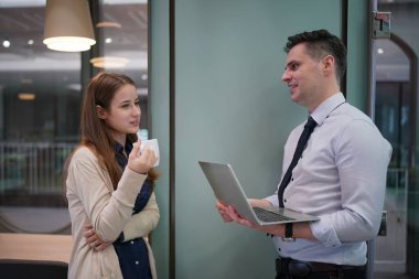 genç adam toplantıda iş ortağı Office danışmanlık