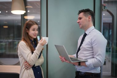 genç adam toplantıda iş ortağı Office danışmanlık