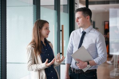 İş yerindeki işadamları iş yapmak için çalışma stratejisini tartışıyorlar.