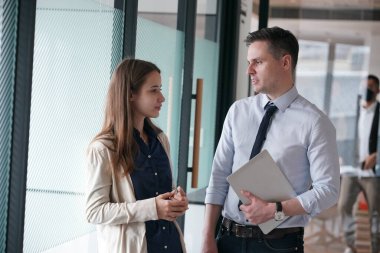 genç adam toplantıda iş ortağı Office danışmanlık