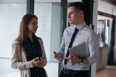 genç adam toplantıda iş ortağı Office danışmanlık