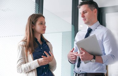 İş yerindeki işadamları iş yapmak için çalışma stratejisini tartışıyorlar.