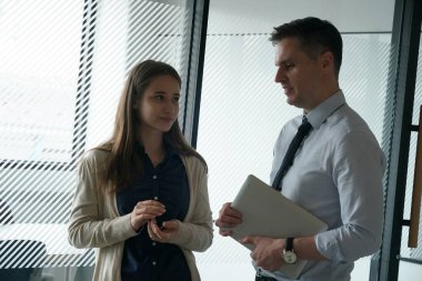 genç adam toplantıda iş ortağı Office danışmanlık