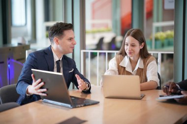 İş yerindeki işadamları iş yapmak için çalışma stratejisini tartışıyorlar.