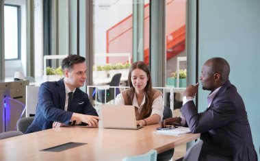 İş yerindeki işadamları iş yapmak için çalışma stratejisini tartışıyorlar.