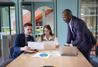 İş yerindeki işadamları iş yapmak için çalışma stratejisini tartışıyorlar.