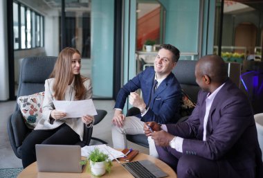 İş yerindeki işadamları iş yapmak için çalışma stratejisini tartışıyorlar.