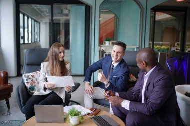 İş yerindeki işadamları iş yapmak için çalışma stratejisini tartışıyorlar.