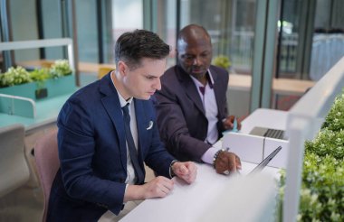 İş yerindeki işadamları iş yapmak için çalışma stratejisini tartışıyorlar.