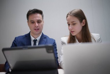 İş yerindeki işadamları iş yapmak için çalışma stratejisini tartışıyorlar.