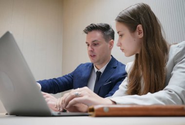 İş yerindeki işadamları iş yapmak için çalışma stratejisini tartışıyorlar.