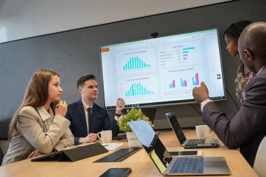 İş yerindeki işadamları iş yapmak için çalışma stratejisini tartışıyorlar.