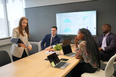 İş yerindeki işadamları iş yapmak için çalışma stratejisini tartışıyorlar.