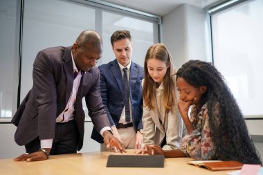 İş yerindeki işadamları iş yapmak için çalışma stratejisini tartışıyorlar.