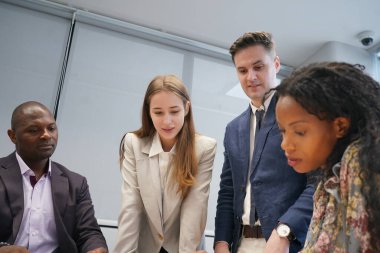 İş yerindeki işadamları iş yapmak için çalışma stratejisini tartışıyorlar.