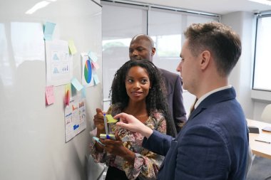 İş yerindeki işadamları iş yapmak için çalışma stratejisini tartışıyorlar.