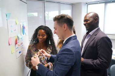 İş yerindeki işadamları iş yapmak için çalışma stratejisini tartışıyorlar.