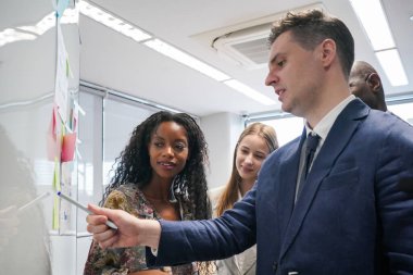 İş yerindeki işadamları iş yapmak için çalışma stratejisini tartışıyorlar.