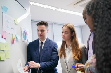 İş yerindeki işadamları iş yapmak için çalışma stratejisini tartışıyorlar.