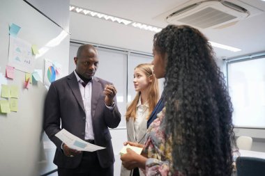 İş yerindeki işadamları iş yapmak için çalışma stratejisini tartışıyorlar.