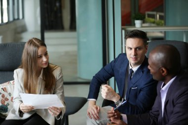 İş yerindeki işadamları iş yapmak için çalışma stratejisini tartışıyorlar.