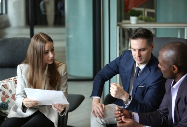 İş yerindeki işadamları iş yapmak için çalışma stratejisini tartışıyorlar.