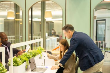 Çeşitli iş adamları bir toplantı.