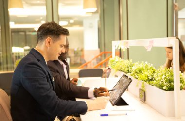 Çeşitli iş adamları bir toplantı.