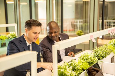 Çeşitli iş adamları bir toplantı.