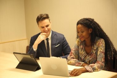 İş yerindeki işadamları iş yapmak için çalışma stratejisini tartışıyorlar.