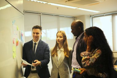 İş yerindeki işadamları iş yapmak için çalışma stratejisini tartışıyorlar.