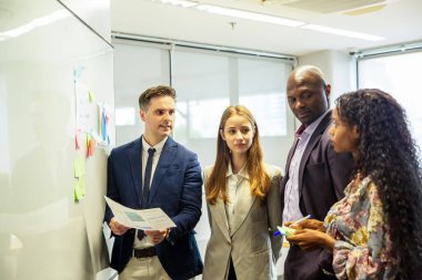 Çeşitli iş adamları bir toplantı.