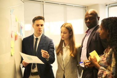 İş yerindeki işadamları iş yapmak için çalışma stratejisini tartışıyorlar.